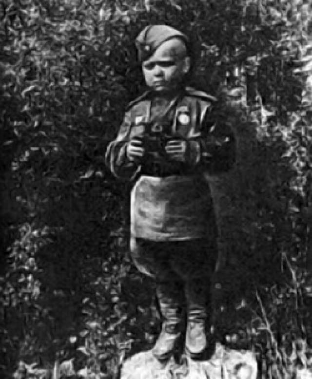Сергей Алешков, 6 лет. 8 сентября 1942 года, вскоре после того, как каратели расстреляли его мать и повесили старшего брата за связь с партизанами, мальчик из лесной деревни Грынь начал сражаться за Россию. 