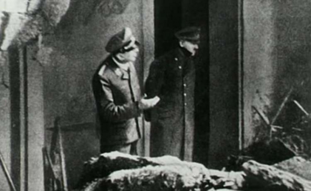 На фото: последний прижизненных снимок Гитлера, сделанный 30 апреля. На пороге бункера во дворе Рейхсканцелярии в Берлине фюрера запечатлел один из офицеров его личной охраны.