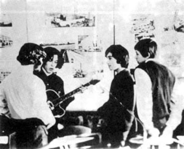 Игорь Мазаев , бас-гитарист и клавишник ( на редком школьном фото стоит спиной к объективу слева ). Играл в "The Kids", а также в "МВ" с 1969 по 1972 год. Воспитывался в интернате. В 1972 году его призвали в армию. Больше о нем информации не давали ни СМИ, ни другие участники коллектива.