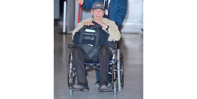 Леонард Нимой. Звезду “Стар Трека” сняли в инвалидном кресле при посещении больницы за неделю до того, как он скончался.