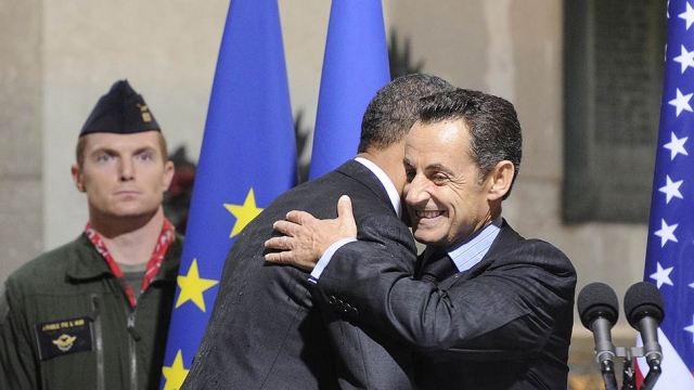 В ноябре 2011 года, за два осенних дня президент Франции Николя Саркози оскандалился так, что безвозвратно испортил свою репутацию на предстоявших выборах. Из-за ошибки организаторов саммита "Большой двадцатки" журналисты услышали беседу Саркози и Обамы через аппараты с синхронным переводом.
