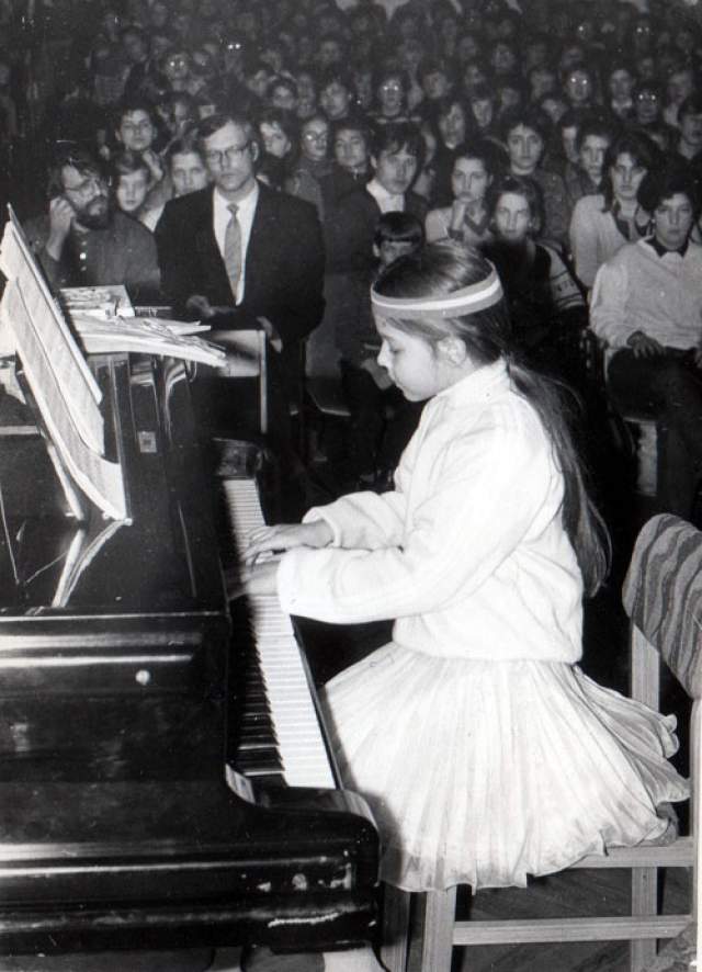 Полина Осетинская. Юная пианистка выступила на сцене Большого зала Вильнюсской консерватории в шестилетнем возрасте. Ее отец с гордостью рассказывал, что воспитывал девочку по собственной методике. К восьми годам она могла сыграть наизусть 30 часов произведений!