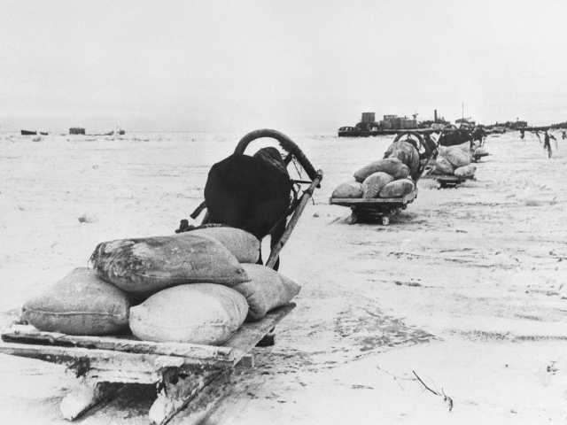 Санный обоз отправляется в блокадный Ленинград по льду Ладожского озера.