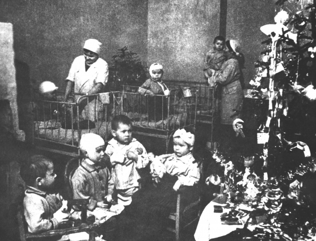 Палата детской больницы с новогодней елкой в блокадном Ленинграде. Зима 1941-1942 годов.