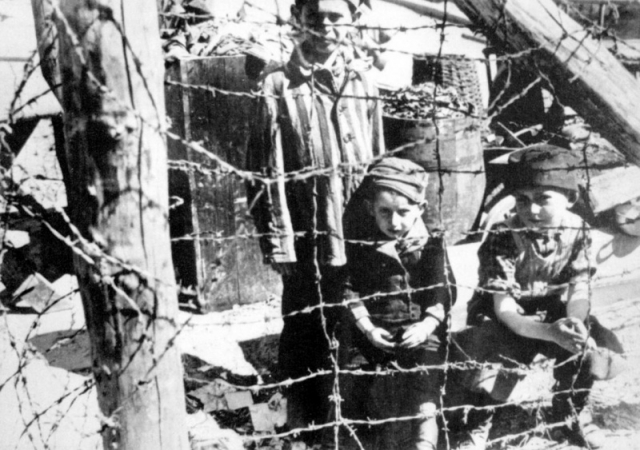 Детям, попавшим в концентрационный лагерь, грозила немедленная смерть, так как они не были эффективной рабочей силой. Но некоторых детей и подростков, в общей сложности их было несколько сотен, все же спасали - заключенные прятали их от администрации или убеждали немцев делать исключения из правил...
