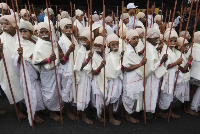 29 января 2012 года, 485 детей в костюмах Махатмы Ганди приняли участие в марше мира в Калькутте, Индия, в попытке попасть в книгу рекордов Гиннеса за самое большое собрание людей, одетых, как Махатма Ганди.