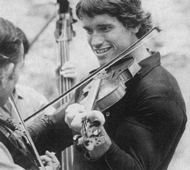 Играет на скрипке в фильме "Оставайся голодным", 1976 год.