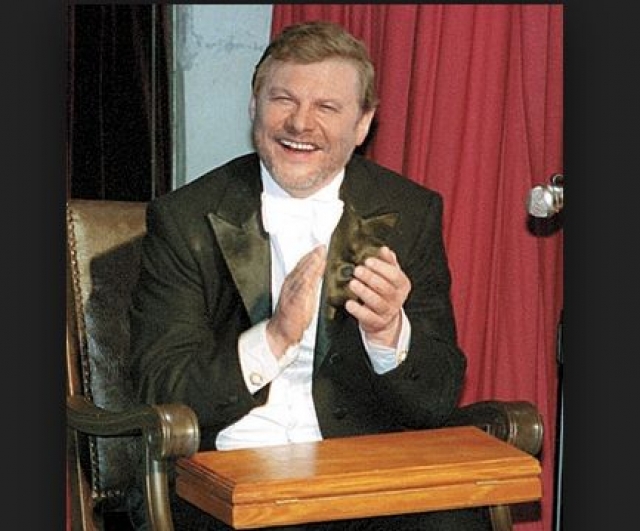 Виталий Соломин. Знаменитый доктор Ватсон, актер и режиссер Малого театра потерял сознание во время спектакля "Свадьба Кречинского" 2 апреля 2002 года.