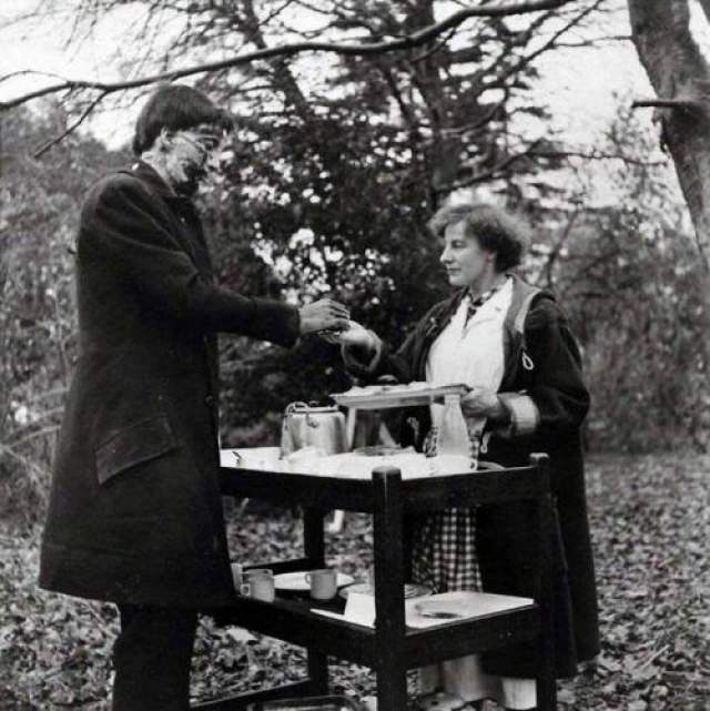Кристофер Ли во время обеда на сьемках фильма "Проклятие Франкенштейна", 1956 год. 