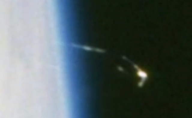 Исследователь Скотт Уоринг на снимке НАСА от МКС от 23 июля 2001 года снова увидел "черного рыцаря". "Мало того, что это НЛО золотистого цвета, так ощущение, что он что-то делает на орбите планеты", - комментирует открытие Уоринг. 