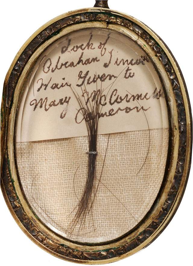 Вместе с прядью волос на аукционе представили более 300 предметов, связанных со смертью Линкольна. За них удалось выручить свыше 800 тыс. долларов.