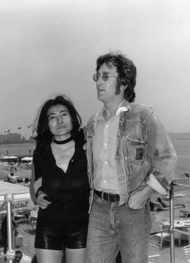 Леннон говорил, что впервые встретил женщину, с которой ему было действительно интересно. Йоко, которая была на семь лет старше, оказывала на музыканта огромное влияние, но ему это нравилось.