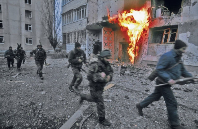 В декабре 1994 года федеральные силы начали операцию по разоружению незаконных вооруженных формирований, дислоцированных на территории Чечни.