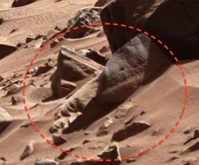 В феврале 2014 года Curiosity сделал фото "головы", высеченной из камня.