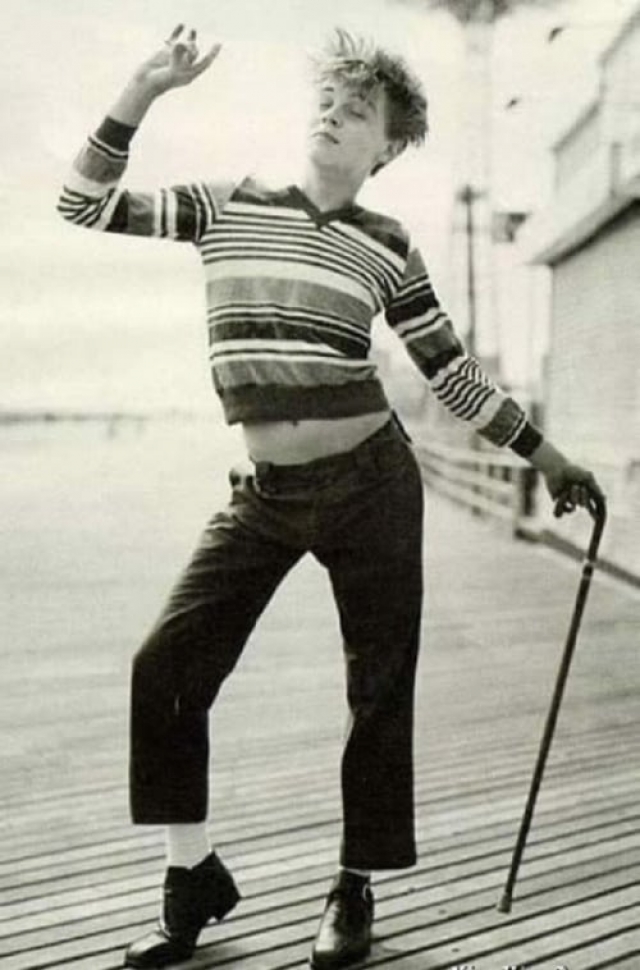 Молодой Леонардо Ди Каприо изображает Чарли Чаплина