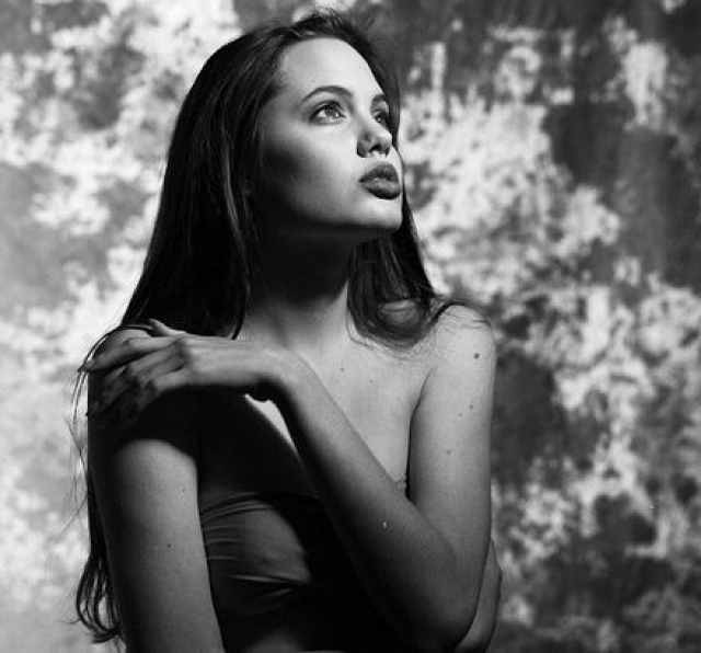 Анджелина Джоли. Еще до того, как стать знаменитой актрисой, послом доброй воли ООН и матерью-героиней, Энджи была подающей надежды моделью.