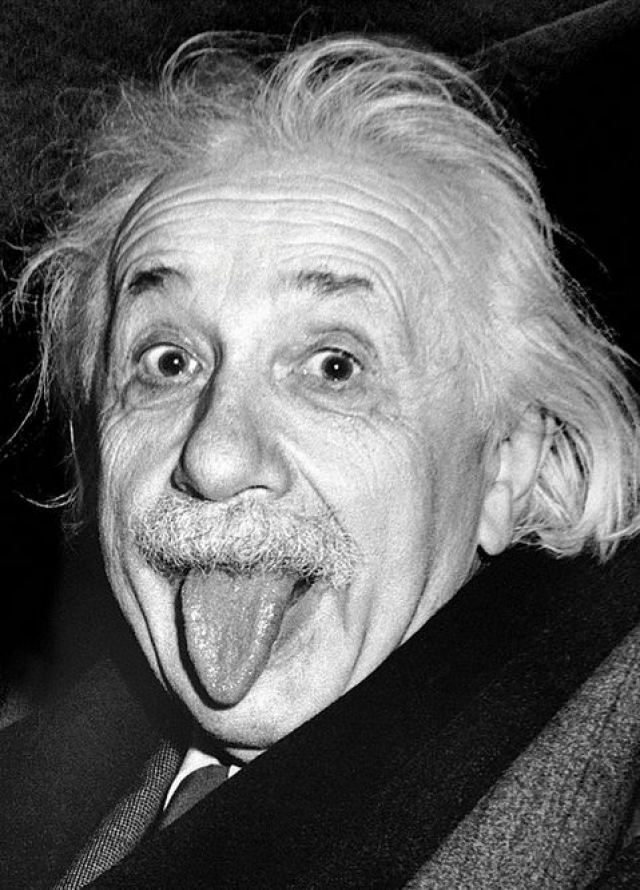 Знаменитый снимок, когда Альберт Эйнштейн высунул язык, был сделан в день его рождения (72 года). Фотограф пытался убедить его, чтобы он улыбнулся для камеры в последний раз, но, улыбнувшись для фотографа много раз, Эйнштейн высунул язык.