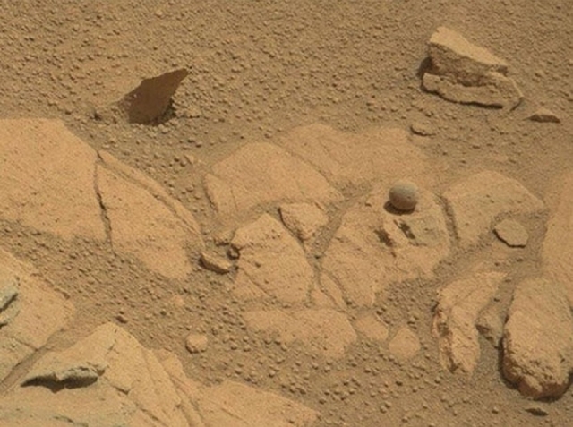 В сентябре 2014 года марсоход Curiosity сделал снимок каменного шара почти идеальной формы.