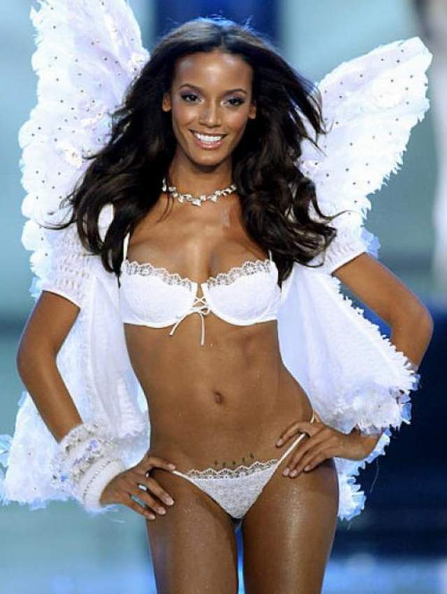 В 2005 году был подписан контракт с Victoria's Secret и Селита пополнила ряды ангелов, вызвав восхищение Тайра Бэнкс, которая была горда видеть еще одну представительницу афроамериканских женщин среди топ-моделей. 
