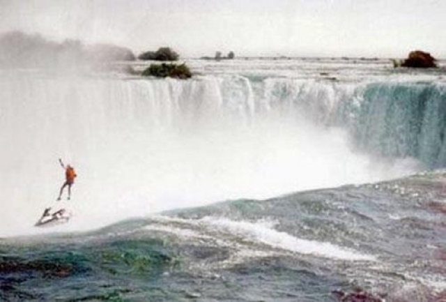 1995 год. Роберт Овераккер , 39 лет. Прыгает с водопада на водном мотоцикле, чтобы после прыжка раскрыть парашют.