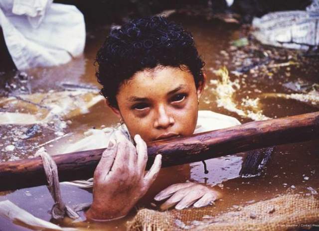 Девочка с черными глазами. Можно подумать, что перед нами кадр из фильма ужасов, но, к сожалению, это реальное фото. В ноябре 1985 года в Колумбии произошло извержение вулкана Руиса, в результате чего провинция Армеро  была накрыта селевыми потоками.
