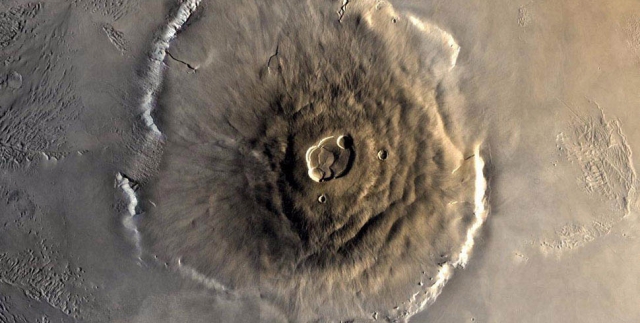 Гора Олимп. Этот снимок марсианского вулкана Олимп был получен с космического аппарата "Викинг-1" 22 июня 1978 г. Диаметр основания горы Олимп достигает 600 км, а высота - 21 км.
