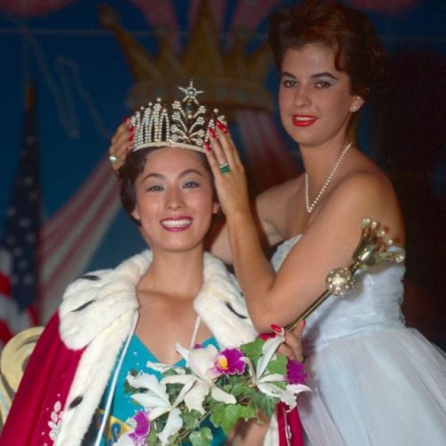 Акико Кодзима, Япония. «Мисс Вселенная — 1959». 22 года, рост 170 см, параметры фигуры 94−58−96.