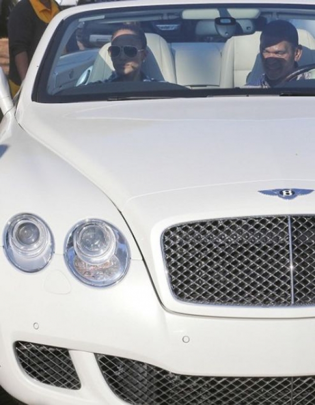 Дженнифер Лопес. Певица ездит на элегантном Bentley белого цвета за $250 000.
