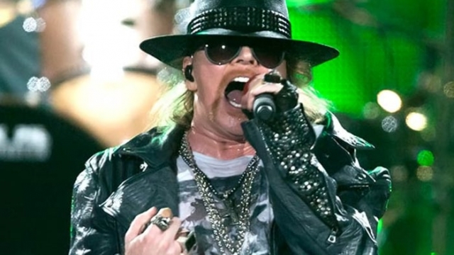 Эксл Роуз. В начале июня 2012 года ограбили гримерку лидера рок-группы Guns N’ Roses во время частного выступления в Париже. Наживой преступников стали драгоценности на сумму в $200 тысяч.