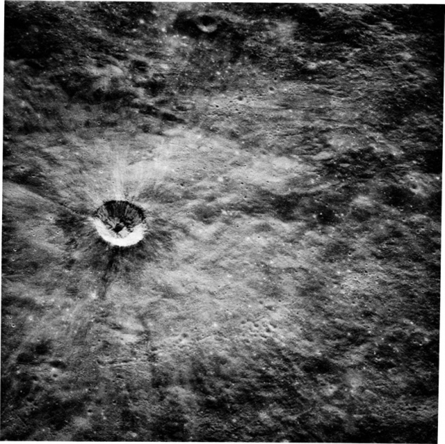 Аномалию в виде необычного прямоугольника в лунном кратере нашли современные виртуальные археологи на одном из фото миссии "Аполлона-10", находящихся в открытом доступе.