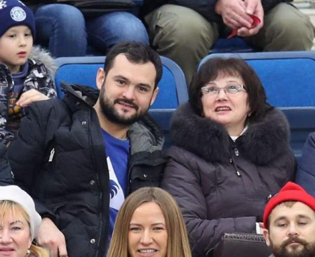 Андрею 29 лет, он родом из Беларуси. Там же живет его мама, с которой он иногда выбирается на хоккей.