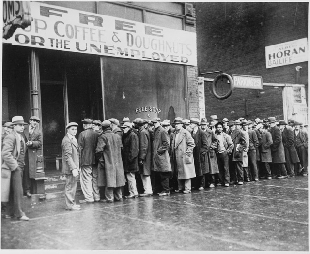 Во время краха на Уолл-стрите и экономического кризиса Аль Капоне для завоевания общественной благосклонности одним из первых учредил бесплатные столовые для безработных.
