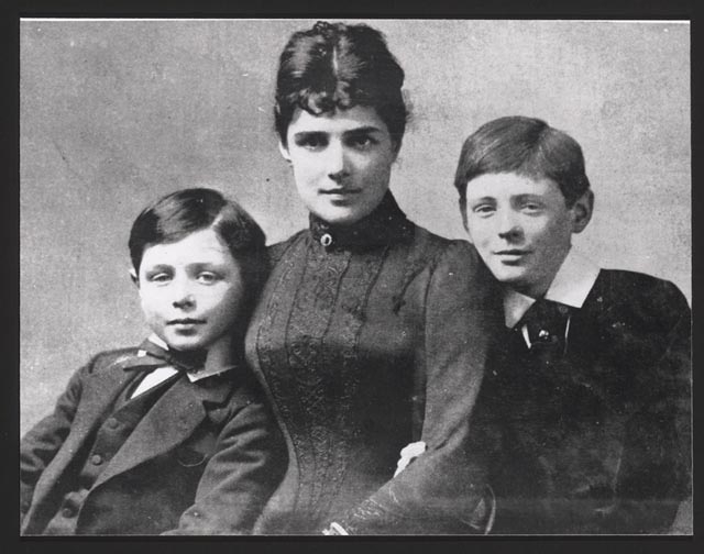 В 1874 она вышла замуж за лорда Рэндольфа Генри Спенсер Черчилля и переехала в Англию. Как отец, занятый политической карьерой, так и мать, увлеченная светской жизнью, уделяли мало внимания сыну. С 1875 года забота о ребенке была возложена на няню.