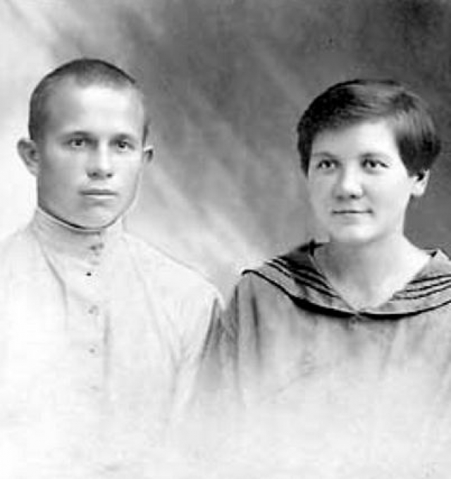Вторую супругу Нину он встретил в 1922 году. Свой брак они зарегистрируют только после отправки Хрущева на пенсию, в 1965 году.