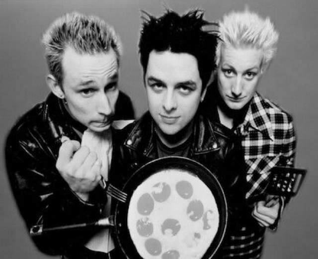 Green Day. В 1994 году калифорнийская скейт-панк группа буквально ворвалась в музыкальный мир, спровоцировав новую волну популярности панк-рока по всему миру и в нашей стране.