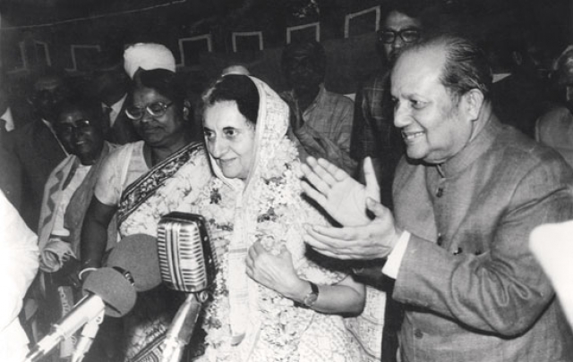 В 1975 году Верховный суд Уттар-Прадеша в Аллахабаде признал Индиру Ганди виновной в нарушениях избирательного законодательства на выборах и приказал ей уйти в отставку, с запретом политической деятельности на шесть лет.