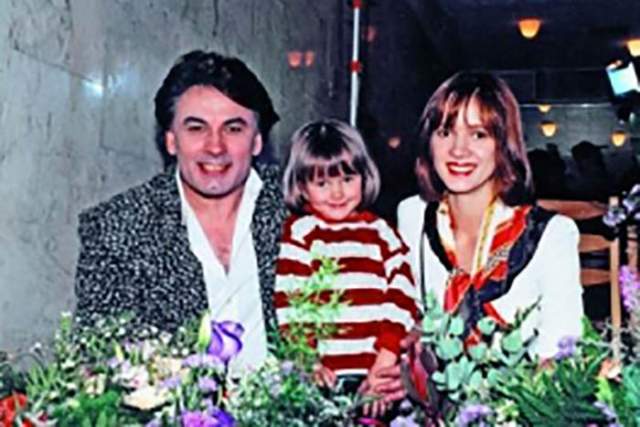 Отметим, что в 80-х певец женат не был. Его супругой в начале 90-х стала гимнастка Елена Стебенева, а в 1993 году у них появилась дочь Мишель, которую Серов сделал своей единственной наследницей.