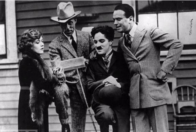Чаплин симпатизировал коммунистам, ФБР завело дело на Чаплина еще в 30-х годах — после фильма "Новые времена".