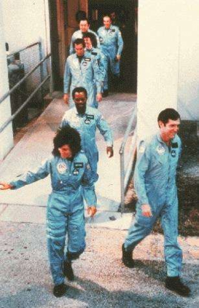 Это последняя фотография экипажа из семи человек космического челнока "Челленджер", который  28 января 1986 года взорвался на 73-й секунде полета.
