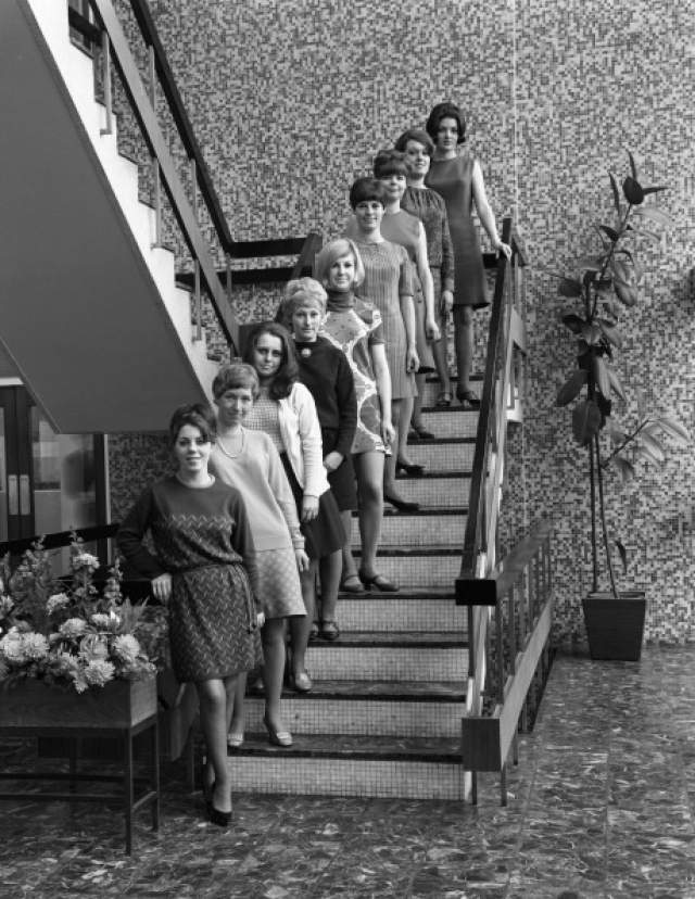 Мисс аппаратное обеспечение - 1967 год. Конкурсантки выстроились в главном офисе Stanley Tools в Шеффилде. Офисные наряды и рабочая обстановка не мешают наслаждаться конкурсом. 