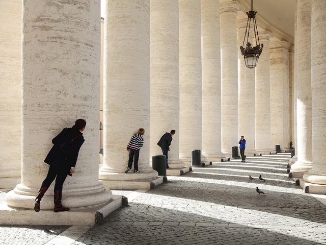 Туристы фотографируются на площади Святого Петра в Ватикане. Dorothea Schmid, laif/Redux
