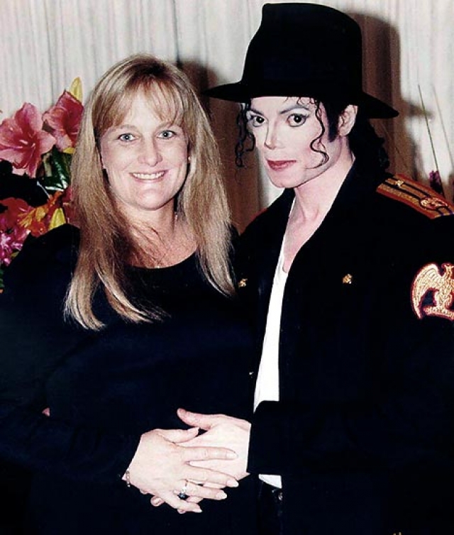Майкл Джексон женился на бывшей медсестре Дебби Роу, которая родила ему двоих детей: сына - Принс Майкл Джексон и дочь - Пэрис-Майкл Кэтрин Джексон.