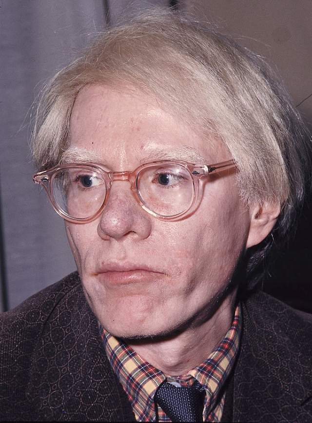 Уорхол скончался во сне от остановки сердца в Медицинском центре Корнуэлл на Манхеттене, где ему сделали несложную операцию по удалению желчного пузыря в 1987 году.