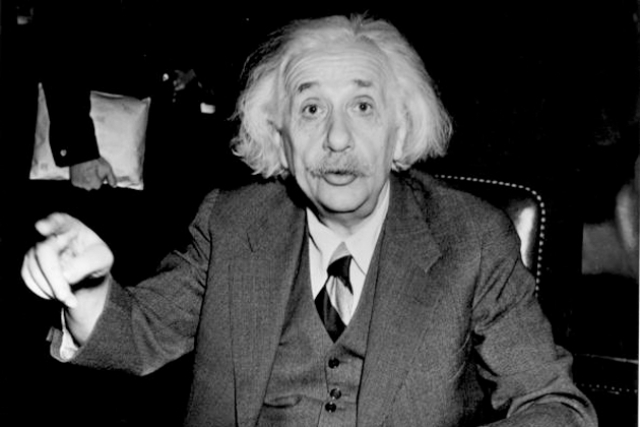 Альберт ненавидел фантастику. Чтобы не исказить чистую науку и дать людям ложную иллюзию научного понимания, он рекомендовал полное воздержание от любого типа научной фантастики. " Я никогда не думаю о будущем, оно и так скоро придет, " - сказал он.