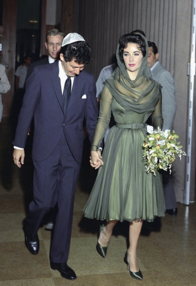 Уже 12 мая 1959 года Элизабет Тейлор вышла замуж вновь. Ее мужем стал ближайший друг Майкла Тодда, очень популярный певец и любимчик девушек Эдди Фишер , который ради Тейлор бросил жену с двумя детьми. Уже в 1961 году брак распался: пара продержалась около года.