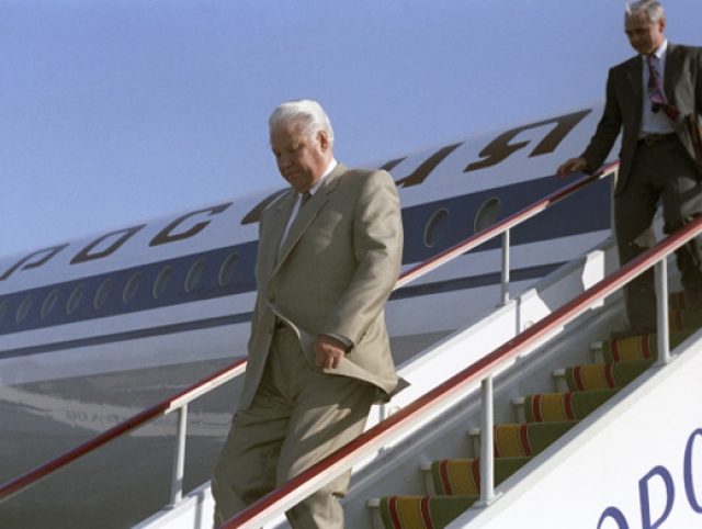 30 сентября 1994 президент, возвращаясь в Россию из США, в течение нескольких часов не мог выйти из самолета для заранее назначенных переговоров с ирландским премьер-министром, встречавшим его в Шеннонском аэропорту. Официально было объявлено, что Ельцин проспал по вине охраны, за что виновные будут наказаны.