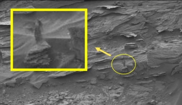В августе 2015 марсоход Curiosity сфотографировал объект, похожий на изваяние человеческой фигуры.