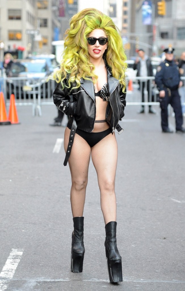 Леди Гага. Певица, которая и сейчас частенько оголяется на сцене, работала в стриптиз-клубах в возрасте 18 лет.