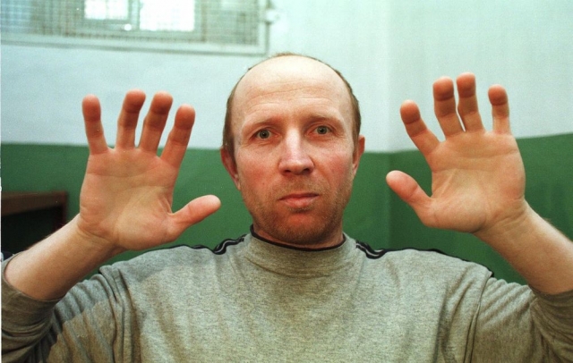 Анатолий Оноприенко - "Гражданин О". Оноприенко арестовали в 1996 году, когда за его плечами уже было около 52 жертв. Точное число убитых до сих пор не известно.