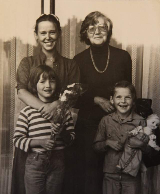 Евгения Симонова с мамой и дочками.